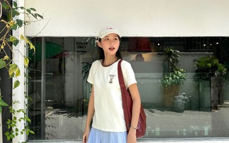 Duyên dáng, nổi bật khi kết hợp áo thun và túi xách thời trang