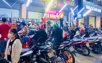 Vì sao càng cận tết, nhiều người càng thích mua sắm?