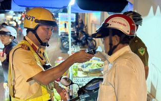 Cận tết, CSGT TP.HCM mạnh tay xử phạt nồng độ cồn, xe dù bến cóc
