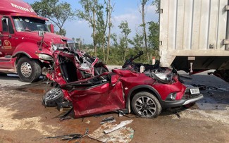 Xe con bẹp dúm sau tai nạn liên hoàn, 4 người bị thương nặng