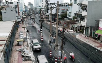 Dự án đường Chu Văn An sắp 'về đích', nhiều cột điện vẫn án ngữ lối đi