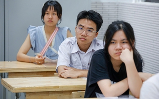 Đứng ngồi không yên với môn thi thứ 3 vào lớp 10