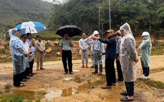 Quảng Ngãi: Băng rừng, vượt suối để đưa điện về Tu Thôn