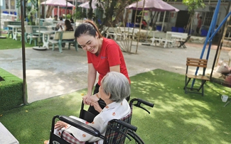 Người già và dưỡng lão: Nương tựa người dưng