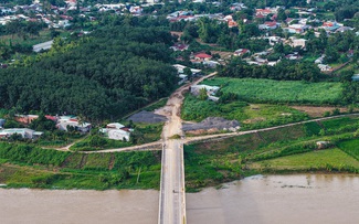 Cầu bắc qua sông Đăk Bla chờ đường dẫn
