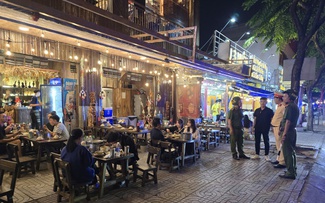 Công an TP.HCM ra quân ban đêm, xử phạt hàng loạt quán nhậu lấn chiếm vỉa hè