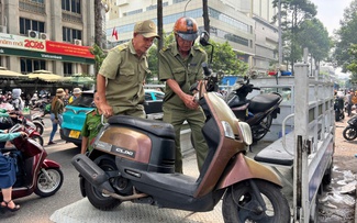 Công an TP.HCM xử lý tình trạng 'xẻ thịt' vỉa hè, thu phí giữ xe trái phép