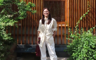 Áo sơ mi phối quần dáng suông chuẩn phong cách hiện đại