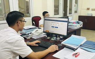 Viên chức được 'chân trong chân ngoài': Cởi mở nhưng cần kiểm soát