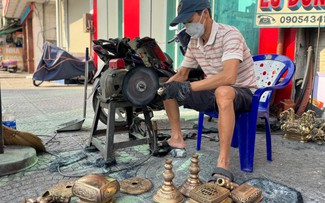 'Đệ tử chân truyền' hơn 20 năm theo nghề đánh bóng lư đồng