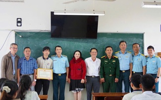Tặng giấy khen nam sinh hỗ trợ phi công trong vụ máy bay rơi ở Đắk Lắk