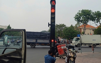 Đèn giao thông 'nhảy số', tắt đột ngột tại giao lộ ở TP.HCM: Người đi đường thót tim