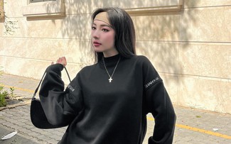 Váy xếp ly và băng đô: khi nét điệu đà trở thành tuyên ngôn cá tính