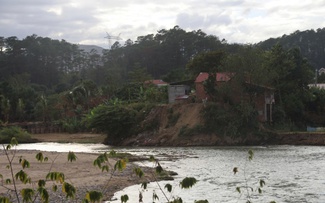 Sạt lở bờ sông Pô Kô uy hiếp khu dân cư và trường học