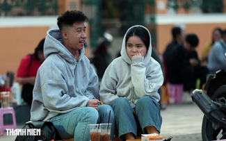 Người dân thích thú trong ngày TP.HCM lạnh như Đà Lạt
