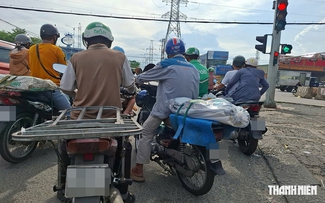 Vô tư chạy xe trên vỉa hè