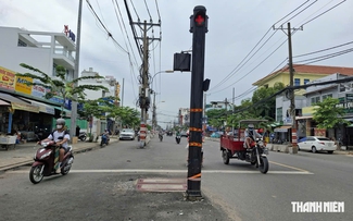 Trụ đèn đứng giữa đường