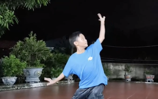 Cậu bé 10 tuổi tự học múa qua mạng
