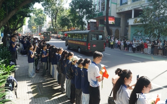 Cầm hoa trắng trên tay, người trẻ TP.HCM tiễn 731 liệt sĩ về nơi an nghỉ