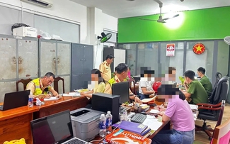 Xử phạt 6 phụ nữ ngồi giữa đường đèo Hải Vân chụp ảnh