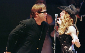 Vừa xóa bỏ hiềm khích, Madonna và Elton John lại tiếp tục gây mâu thuẫn