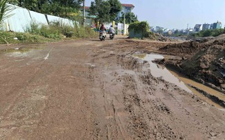 Xe ben làm rơi đất đá xuống đường