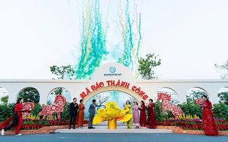 Sắc xuân tại Waterpoint: Hàng ngàn du khách say lòng trước đường hoa rạng rỡ