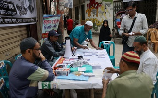 Bangladesh bầu trong, chọn cả ngoài