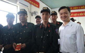 Tri ân những người gác lại việc riêng để làm nhiệm vụ trong những ngày tết