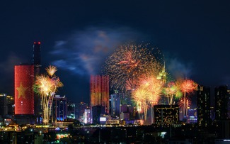 Hướng dẫn chụp pháo hoa đêm giao thừa bằng máy ảnh và điện thoại