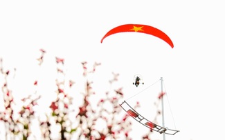 Sát tết, du khách vẫn đổ về Cần Giờ bay dù lượn, khinh khí cầu