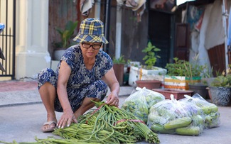 Sạp 'Minh Rau' tặng rau miễn phí ngày cuối năm: 'Lấy nhiều về ăn tết cũng được'