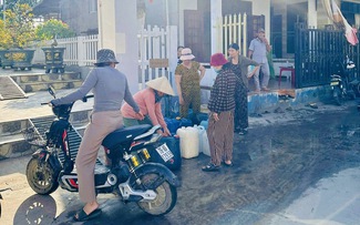 Cả xóm ở Quảng Ngãi 'đi hội' xin nước sạch ngày 29 tết, một điều rất lạ