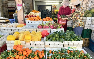 Mùng 3 tết, siêu thị mở cửa trở lại với hàng hóa dồi dào