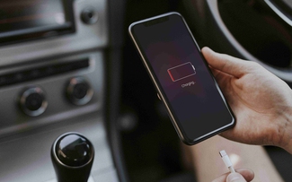 Sai lầm thường gặp khi sạc điện thoại trong ô tô