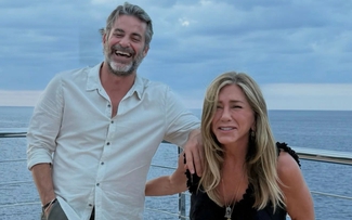 Bạn trai kém tuổi kể 'góc khuất' khi yêu Jennifer Aniston