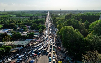 Xe cộ hành hương kín đường đến núi Bà Đen