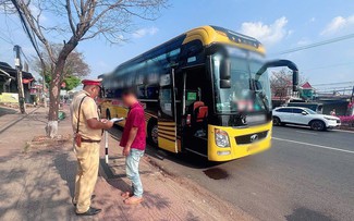 Xử phạt xe khách chở quá người, đi sai làn trên quốc lộ 14