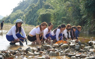 Lạ kỳ tục ‘đắp chăn ngày mùng 7 tết’: Cả làng xuống suối đón lộc đầu năm
