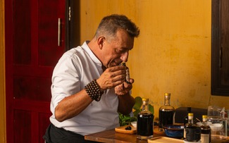 Khách Tây thử nước mắm, dệt thổ cẩm ở khách sạn 2 Keys MICHELIN ở Hội An