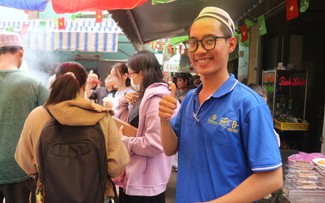 Chỉ xuất hiện 1 tháng/năm: Chợ Ramadan hẻm 157 chiều nào cũng cháy hàng