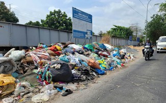 Những bãi rác bên đường gây ô nhiễm