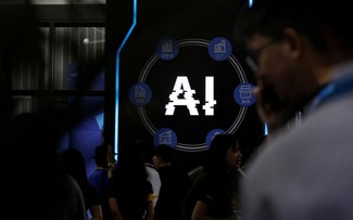 Các ông lớn AI Trung Quốc tặng tiền mặt, iPhone để lôi kéo người dùng