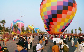 Cả nước rạo rực đón xuân