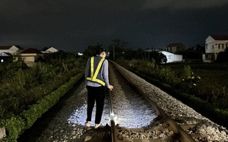 Đón tết trên đường ray xe lửa: 'Quen rồi, tôi thấy cũng vui'