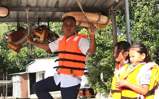 Cảm phục tấm lòng của người lái đò nhân ái