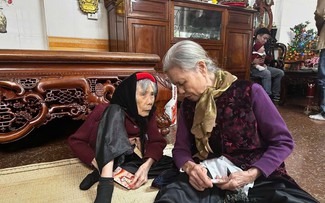 Xúc động câu chuyện cụ bà 80 tuổi và người mẹ 101 tuổi