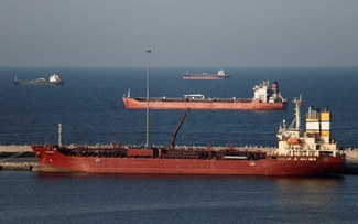 Xung đột Trung Đông phủ bóng thị trường châu Á, giá dầu neo cao