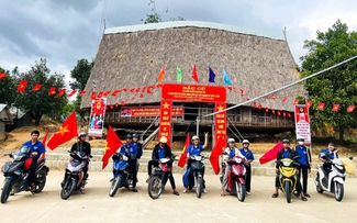 'Tiếng loa thanh niên' đưa thông tin bầu cử đến người dân vùng cao