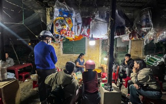 Quán bánh canh 'đồ mã' ở Huế: Khách tự bưng ghế, kiên nhẫn chờ